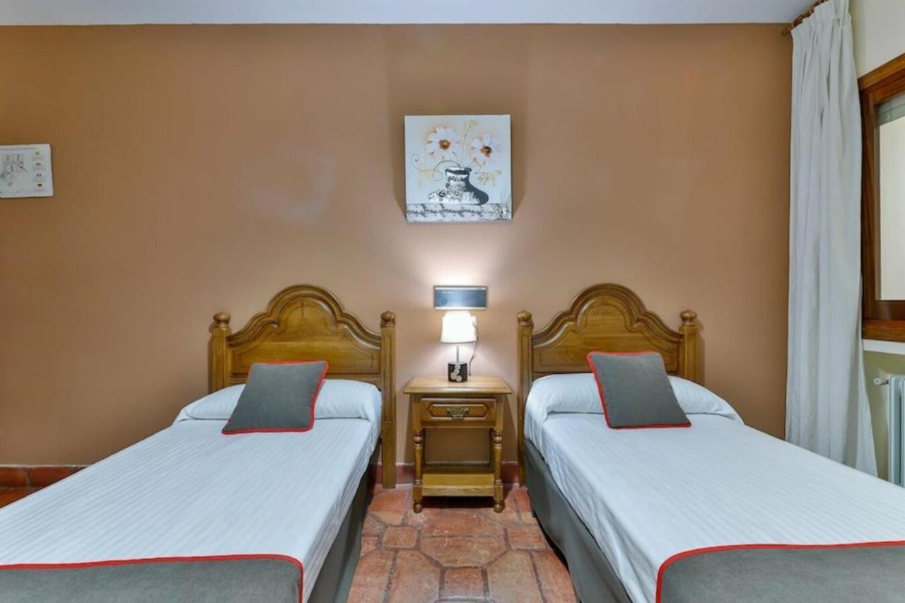 Hostal Alfonso XI Guadalupe  Bagian luar foto