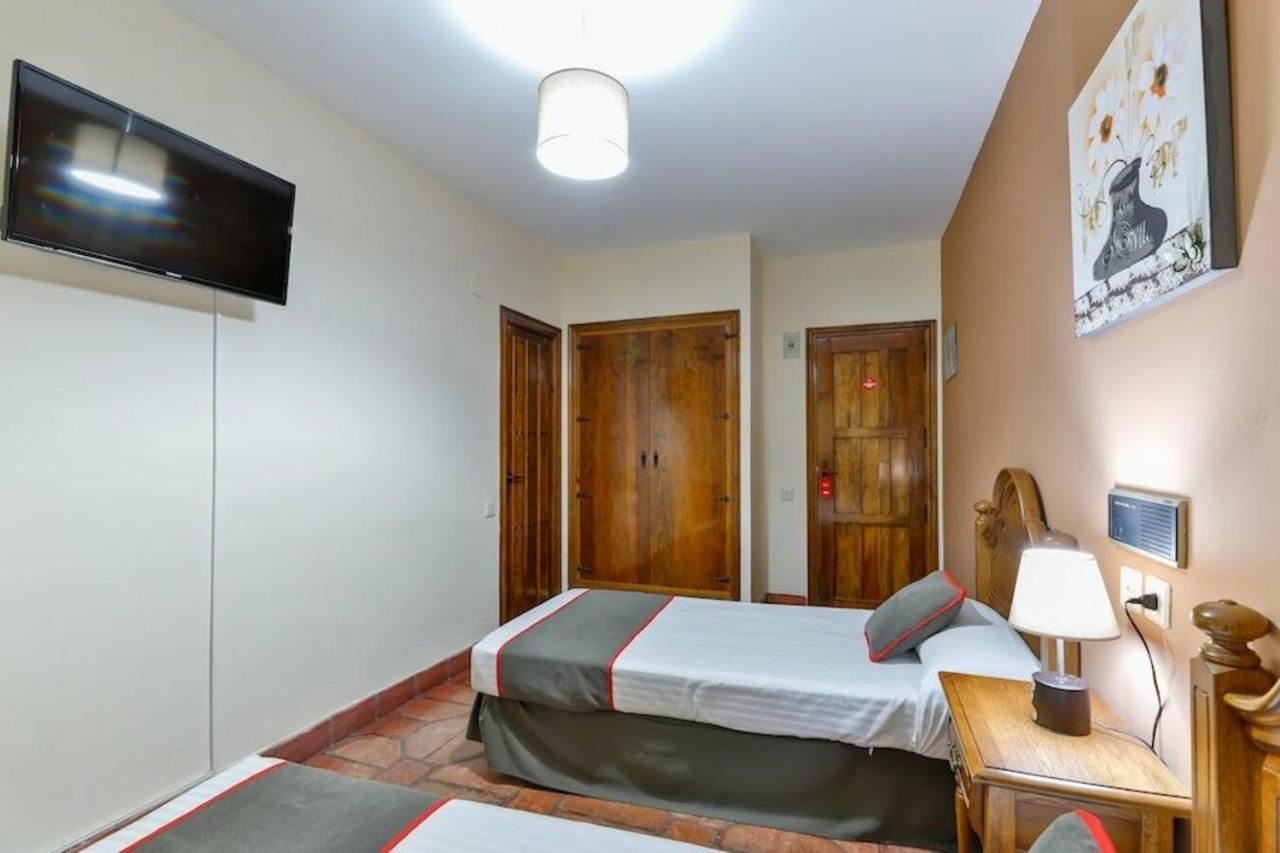 Hostal Alfonso XI Guadalupe  Bagian luar foto