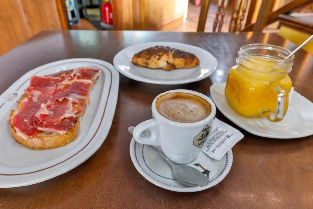 Hostal Alfonso XI Guadalupe  Bagian luar foto