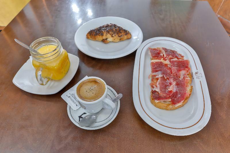 Hostal Alfonso XI Guadalupe  Bagian luar foto