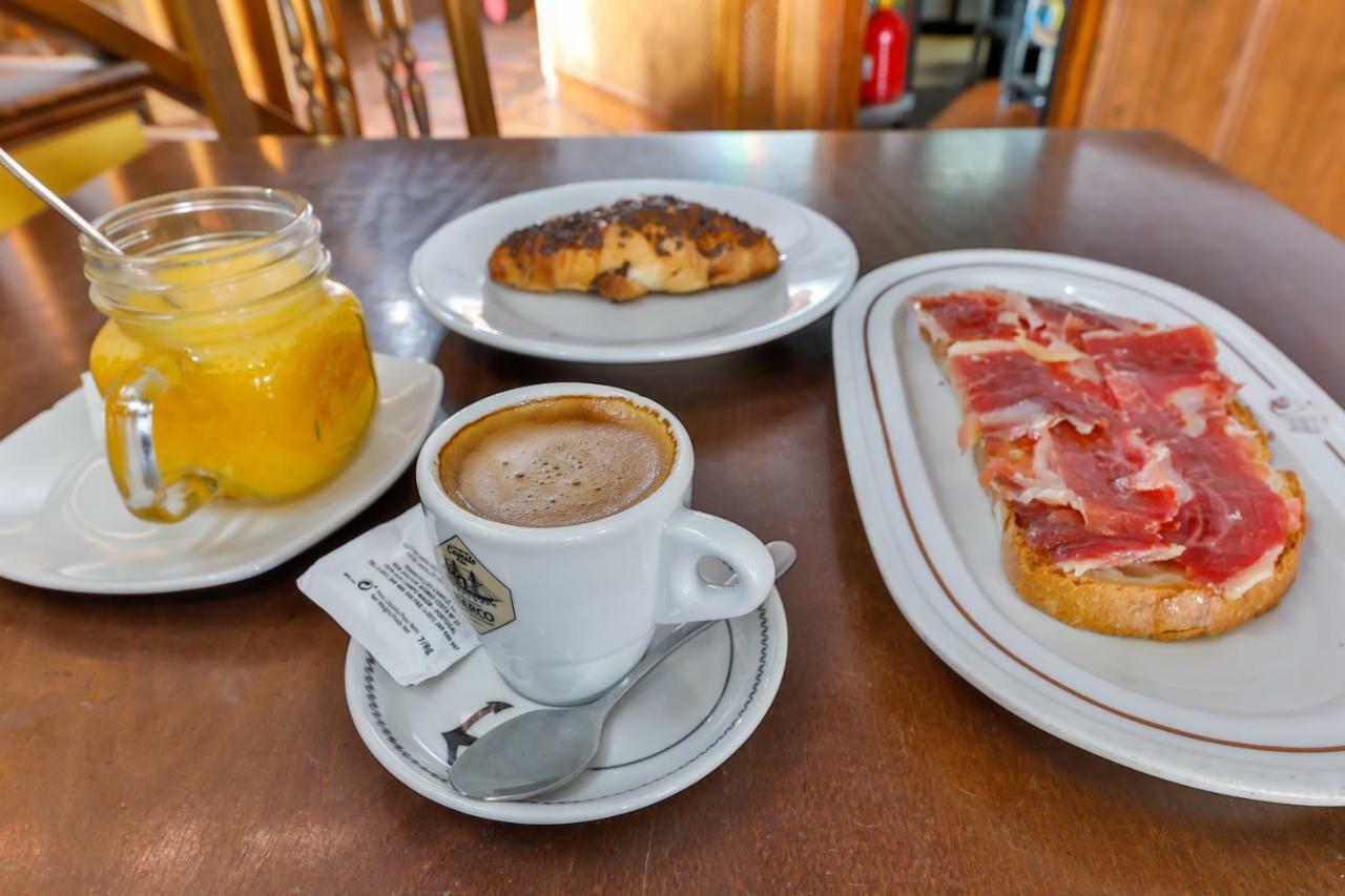 Hostal Alfonso XI Guadalupe  Bagian luar foto